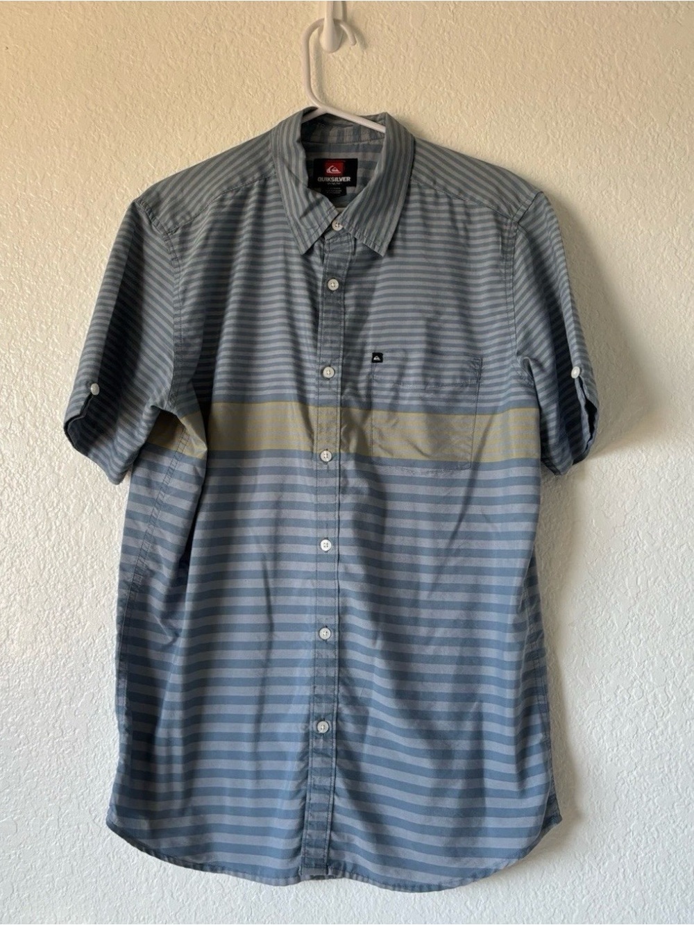 Quiksilver Striped Button Down Shirt Men's
Short Sleeve Chest Stripe Top Size M